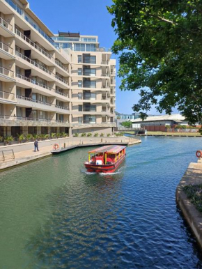 Fabulous canal view AND Walk to CTICC and V and A Waterfront